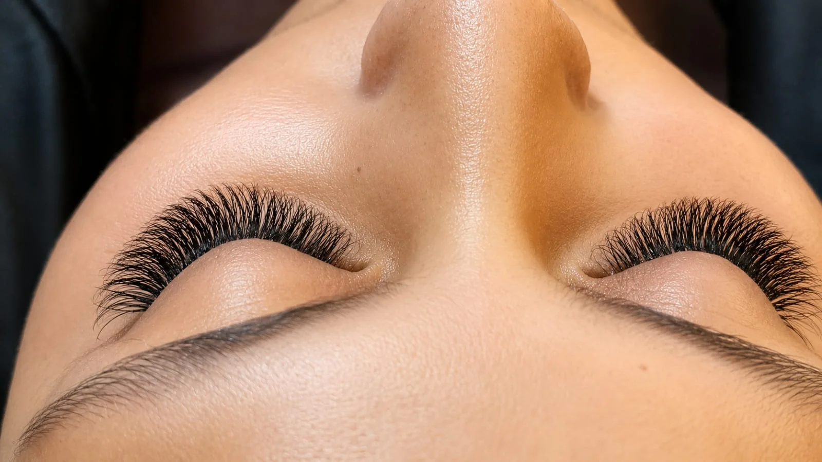 Resultado frontal de extensão de cílios com volume e acabamento simétrico